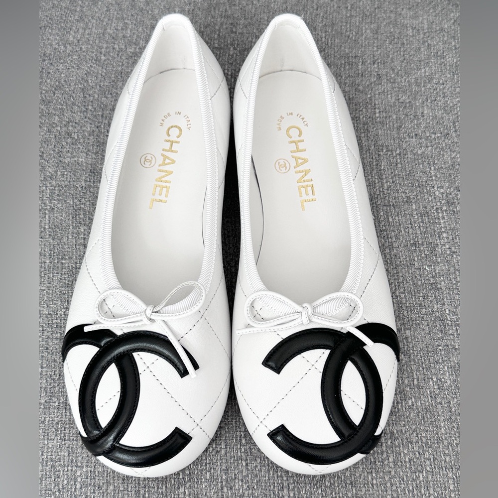 NEW CHANEL CAMBON WHITE QUILTED LEATHER FLATS WITH LARGE BLACK CC LOGO size 35